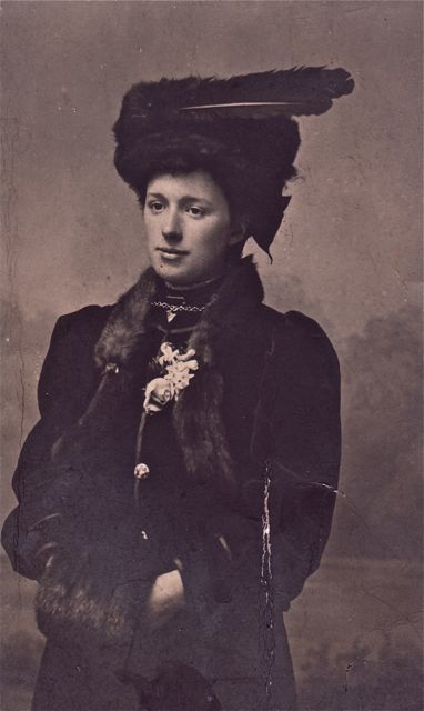 Lang populair geweest. De spionage-zenderhoed. De veer was de antenne en in de mof zat het klavier.